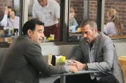 L-R: Lorenzo Wibberly (Ray Abruzzo) und Dr. Gregory House (Hugh Laurie)