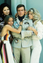 Steve Austin (Lee Majors), Major Kelly Wood (Farrah Fawcett, r.)