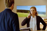Nora (Winnie Böwe, r. mit Tom Radisch, l.) ruft Christian an, die Polizei will die Praxis durchsuchen.