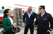 Nele Fehrenbach (Floriane Daniel, r.) und Paul Schott (Tim Wilde, M.) verhören die Kellnerin des Eventschiffs, Mira Selig (Meggie Aubele, l.), die bei der Ermordeten Schulden hatte.
