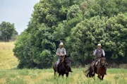Lasso werfen, Viehherden treiben und einen echten Mustang reiten – all das gehört zur täglichen Arbeit der berittenen Hirten, wie Luca Zengelmi (li.) und Marco Mariotti (re.) es sind.