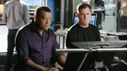 Ray Langston (Laurence Fishburne, li.) und Nick (George Eads) vergleichen nochmals die Ergebnisse ihrer Spurenermittlungen.