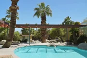 Garten und Pool des Loewy-Hauses machen das Oasen-Paradies in der Wüste komplett.