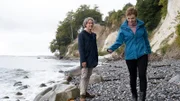Johanna (Greta Galisch de Palma) und Fabian (Nicola Fritzen) spazieren am Strand entlang.