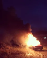 Ein Auto in Flammen