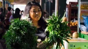Andita Schirmacher lebt und arbeitet seit Jahren in Hattersheim. Sie möchte die indonesische Kochkunst, mit den Aromen und frischen Zutaten ihrer Kindheit, hier bekannter machen und gibt in ihrer Freizeit Kochkurse wie beispielsweise "Indonesisches Grillen".