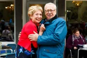 Heidrun (Verena Plangger, li.) ist überrascht, vor dem Cafe auf Günter (Peter Lerchbäumer, re.) zu treffen.