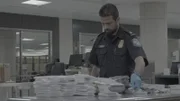 CBP-Beamter Hundal inspiziert mehrere elektronische Geräte, die in den Sachen eines Kuriers in Dulles, Virginia, gefunden wurden.