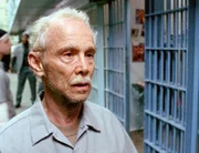 Hat Milt (Joel Gray) während seiner zweijährigen Haft Mordaufträge gegen seine Familie aus dem Gefängnis geschmuggelt?