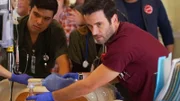 Dr. Connor Rhodes (Colin Donnell, r.)