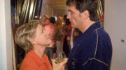 Dr. Schmidt (Walter Sittler) versucht Nikola (Mariele Millowitsch) inmitten des tobenden Partyvolks klar zu machen, dass er seine nächtliche Ruhe braucht...