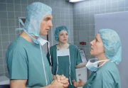Nach dem Nikola (Mariele Millowitsch, r.) von Schwester Ela (Charlotte Bohning) erfahren hat, dass Tim auf der Station keinen Finger krümmt, versucht sie Schmidt (Walter Sittler) zu besänftigen, damit er Tim nicht sofort rausschmeisst...