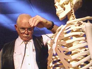 Nach der Autopsie steht für Dr. Armand Dollinger fest: Der jungen Frau wurde von vorne in die Brust geschossen.