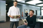 Bezirksinspektor Klaus Lechner (Andreas Kiendl, l.) und Major Max Herzog (Martin Gruber, r.) erhalten beide das Buch von Martin Stammer handsigniert.