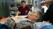 Dr. Connor Rhodes (Colin Donnell), Christopher Hermann (David Eigenberg, liegend)