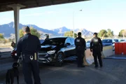 Mehrere CBP-Beamte überblicken die Autos, die an der Grenze von El Paso in El Paso, Texas, in der Warteschlange vor der Hauptstraße stehen. (National Geographic)