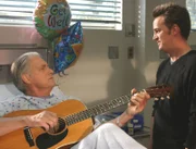 Treffen nach Jahren wieder aufeinander: Gregory Marx (John Bennett Perry, l.) und sein Sohn (Murray (Matthew Perry, r.) ...