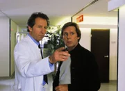Chefarzt Dr. Ulrich Waldner (Hartmut Becker, li.) zeigt seinem Freund und Kollegen Dr. Stefan Frank (Sigmar Solbach), in welchem Zimmer dessen Vater nach einem Kreislaufkollaps liegt.