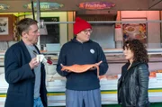 Jens Salm (Christian Ahlers, M.) wird beschuldigt, in den Wagen von Forellen-Flo auf dem Hamburger Fischmarkt eingebrochen zu sein. Piet Wellbrook (Peter Fieseler, l.) und  Harry (Maria Ketikidou, r.) müssen den Streithahn zum Reden bringen.