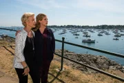 Bella Castle (Diana Amft, r.) genießt den Spaziergang mit ihrer Mutter Elizabeth (Angelika Thomas, l.) am Hafen.