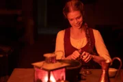 Anna Barbara (Valerie Sophie Körfer) muss als Magd arbeiten, um den goldenen Taler zurückzubekommen.