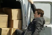 In einer waghalsigen Aktion springt Chris (Gedeon Burkhard) an den Transporter.