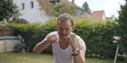 Weil Andis (Milan Peschel) Sohn Rocco (Minh Hoang Ha) auf dem Nachhauseweg von älteren Jungs verprügelt wurde, trainiert er ihn nun in Sachen Selbstverteidigung.