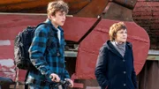 Karin Lossow (Katrin Sass) fragt sich, was Theo (Lasse Stadelmann) bedrückt.