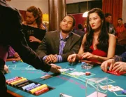 Die Mathematikstudentin Penny (Olivia Swan, r.) hat ein Programm entwickelt, mit dem man im Casino beim Black Jack dem Glück etwas nachhelfen kann.