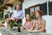Irmi Hasenrieder (Ariane Erdelt, re.) überrascht Kommissar Prantl (Andreas Giebel, li.) und Marie Hofer (Karin Thaler, mi.) mit ihrem Besuch.