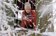 Stella (Daniela Galbo) ist entsetzt, als Lale in die Tiefe stürzt.