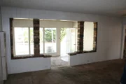Noch sieht das Zimmer nicht ansprechend aus, aber schon bald bekommt es einen neuen Look ...
