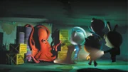Trixie, Kwasi, Peso und Käpt'n Barnius (v. unten r.) finden in ihrem alten Oktopod eine pazifische Riesenkrake.
