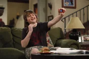 Ein Mädchen hat Jake (Angus T. Jones) eine Halskette geschenkt. Er schickt ihr ein Foto als Beweis, dass er den Schmuck auch wirklich trägt.