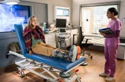 Emma Jahn (Elisa Agbaglah, r.) versucht ihre Patientin Josephine Wolf (Judith Richter, l.) davon zu überzeugen, dass sie ernster mit ihrer Verletzung umgehen sollte.