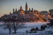 Ottawa - Parlamentssitz und Heimat des Musical RideZur ARTE-Sendung 360° - Die Geo-Reportage: Königliche Mounties - Kanadas berittene Polizei 3: Ottawa – Parlamentssitz und Heimat des Musical Ride