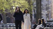 Elizabeth Keen (Megan Boone, l.) und Priya Laghari (Rana Roy, r.)