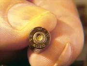 Mit Hilfe eines Metalldetektors kann die für den Mord benutzte Patrone gefunden werden.