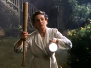 Die schrullige alte Dame Mrs. Collins (Lorna Raver) beobachtet seltsame Dinge - Blumentöpfe fallen um, Schatten huschen durch ihren Garten und sie findet magische Fußspuren in ihrem Garten...