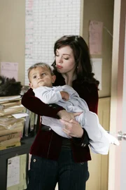 Paige (Rose McGowan) nimmt das Baby an, das ihr Henry zur Betreuung gegeben hat – doch sie will es schnellstmöglich wieder loswerden ...; Paige (Rose McGowan) nimmt das Baby an, das ihr Henry zur Betreuung gegeben hat