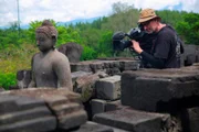 Dreharbeiten in den Tempelanlagen von Borobodur mit Kameramann Axel Sommerfeld.