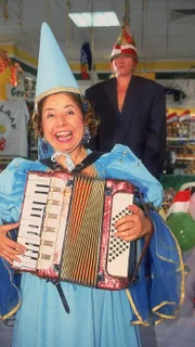Burgfräulein Gisi (Franziska Traub, vorne) versucht sich als Jodlerin und Rita (Gaby Köster) macht sich gut als Präsidentin des Supermarktes...