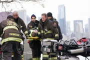 Abtransport des Schwerverletzten: Miranda Rae Mayo als Stella Kidd (Mitte), Christian Stolte als Mouch, Jesse Spencer als Matthew Casey.