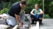 Christina (29) und ihr Bruder Andre (32) müssen ein gut isolierendes Dach auf das Mobilheim konstruieren..
