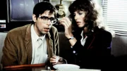 Murray (Thom Bray) und Connie (Kathryn Witt) untersuchen die Diamanten, die in dem Insulin versteckt waren.