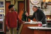 Obwohl Arthur (Judd Hirsch, r.) Franco (Jermaine Fowler, l.) selber nicht mehr Gehalt zahlen kann, gefällt es ihm überhaupt nicht, als sein Angestellter noch eine zweite Stelle annimmt - ausgerechnet bei Fawz ...