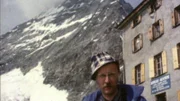 Filmemacher Dieter Ertel vor der Matterhornhütte, die als Basis für den Aufstieg zum höchsten Berg der Alpen dient - dem Matterhorn.