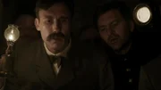 Für die Polizei von Chicago bleibt das von H. H. Holmes entworfene Gebäude ein Rätsel. Noch wissen sie nichts von den vielen geheimen Räumen und Gängen.