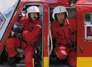 Peter Berger (Serge Falck) und Dr. Lüdwitz (Rainer Grenkowitz, r.) im Einsatz.