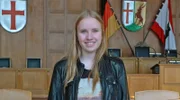 Lara im Sitzungssaal des Rathauses Schöneberg